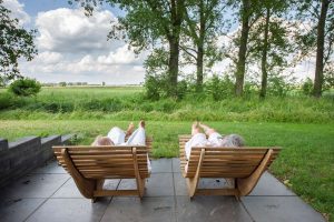 Sauna loungestoelen met uitzicht op natuurgebied in de buurt van Bronkhorst