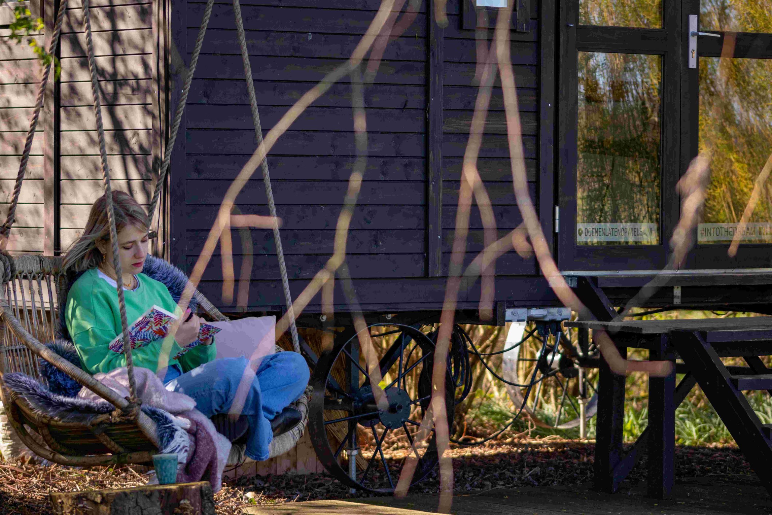 Retraite dagjournaal bij de tiny DELOW-035 Dagjournaal schrijven in de schommelbank bij de tiny tijdens de retraite in de buurt van Arnhem