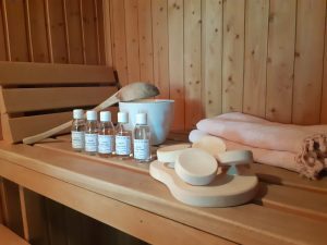 Sauna met opgieten tijdens relax wellness weekend in de Achterhoek