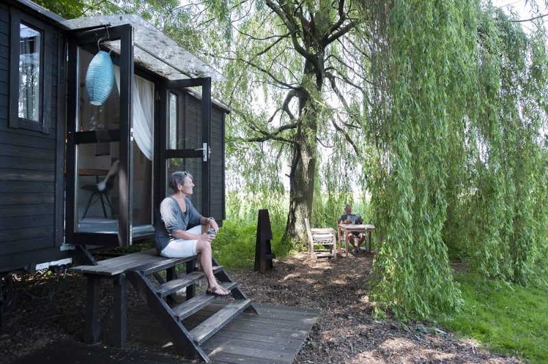 Buiten zitten bi into the dream - Tiny House in Gelderland