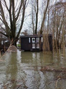 tiny house into the willows bij hoog water december 2023